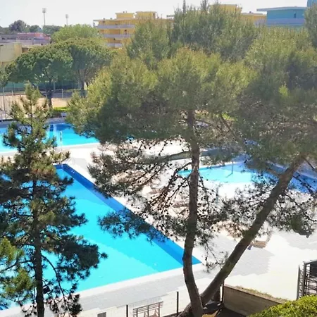 Vacation By The Pool In Our Cozy Flat